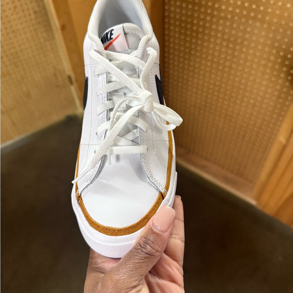 Nike court legacy White and Black Sneaker new in box - Picture 2 of 3